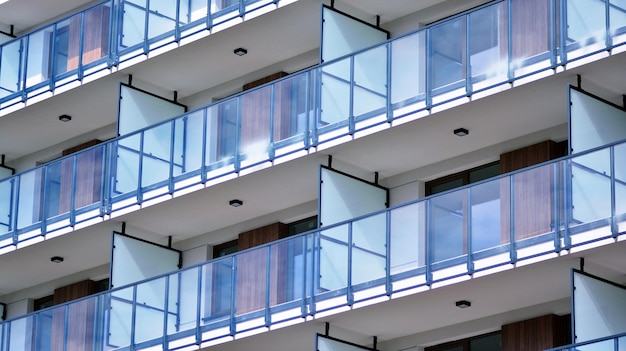 un bâtiment moderne avec des fenêtres en verre et un mur de verre