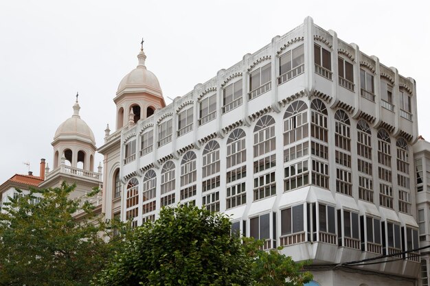 Bâtiment moderne à Ferrol qui essaie de suivre la ligne des bâtiments victoriens typiques Galice Espagne