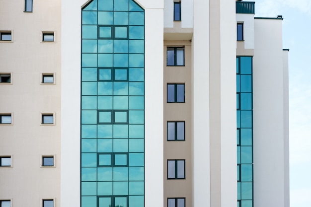 Bâtiment moderne de l'hôpital ou de la banque avec des fenêtres vertes