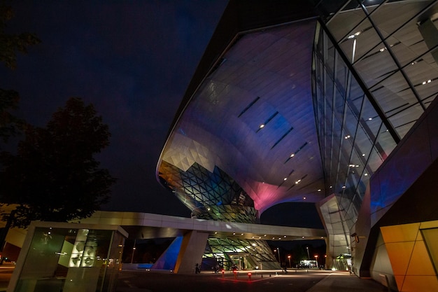 Photo bâtiment moderne avec des lumières à munich la nuit bavière allemagne