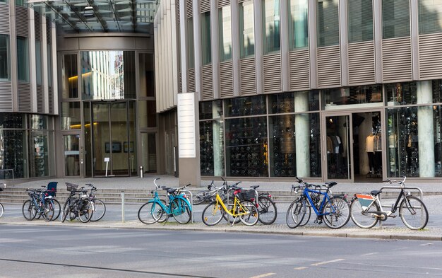 Bâtiment moderne et parking à vélos, ville européenne.