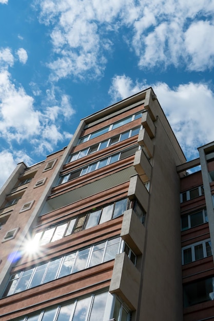 Bâtiment moderne à plusieurs étages dans le centre de Moscou sur fond de nuages Beau grand bâtiment dans une ville russe