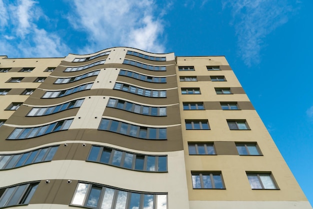 Bâtiment moderne à plusieurs étages dans le centre-ville sur fond de nuages Beau grand bâtiment dans une ville russe