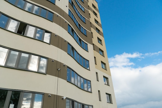 Bâtiment moderne à plusieurs étages dans le centre-ville sur fond de nuages Beau grand bâtiment dans une ville russe