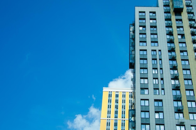 Bâtiment moderne à plusieurs étages pendant la journée contre le ciel bleu