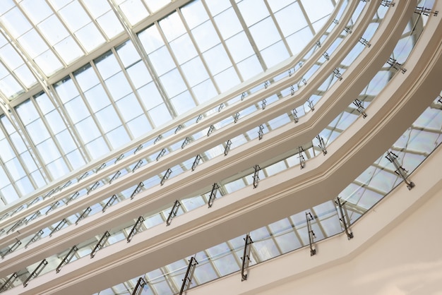 Bâtiment moderne et spacieux avec toit en verre de l'intérieur