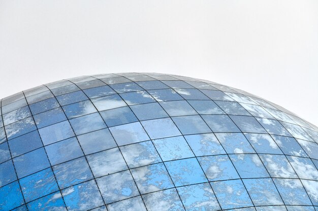 Bâtiment Moderne Sphérique En Verre Avec Reflet Du Ciel Bleu Et Des Nuages. Gros Plan, Copiez L'espace, Isolé.