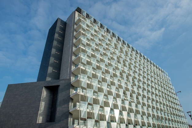 Bâtiment moderne en verre d'acier