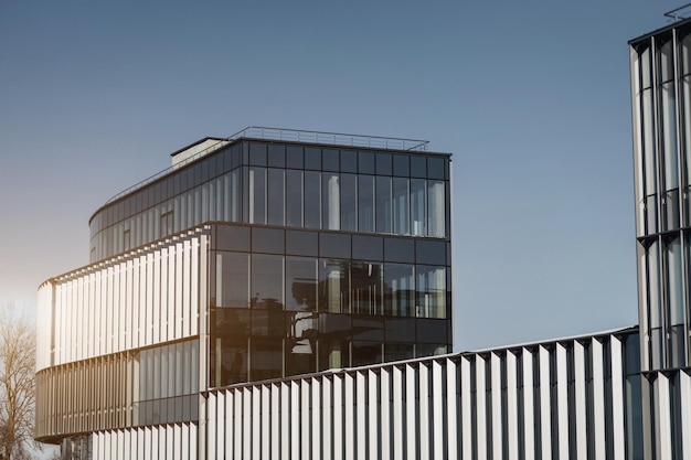 Bâtiment moderne en verre à l'extérieur