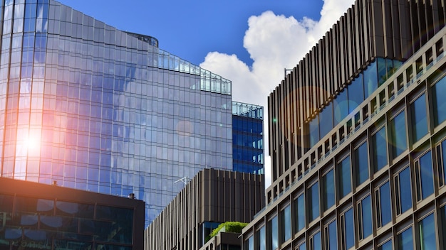 Bâtiment moderne en verre avec fond de ciel bleu Détails de la vue et de l'architecture Abstrait urbain