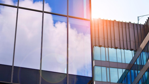 Bâtiment moderne en verre avec fond de ciel bleu Détails de la vue et de l'architecture Abstrait urbain