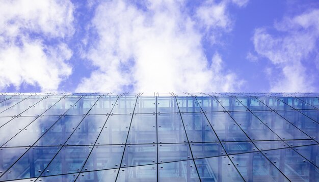 Bâtiment moderne en verre Fond de ciel nuageux sous l'espace de vue