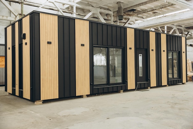 Bâtiment modulaire en construction dans une grande installation industrielle