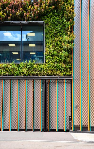 Photo bâtiment multicolore avec de la verdure dans la ville