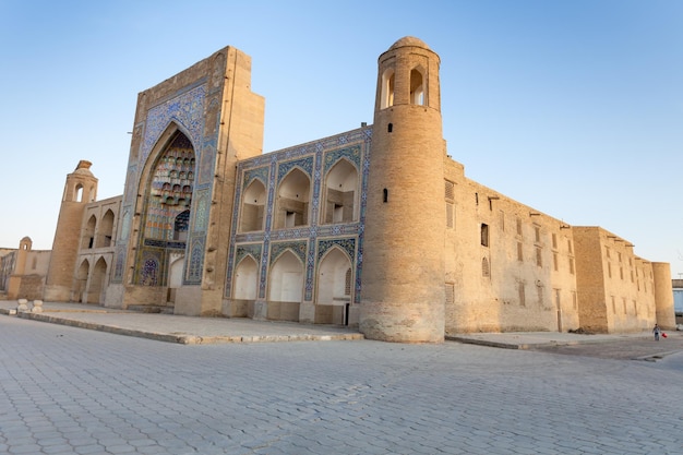 Bâtiment musulman de tradition contre le ciel bleu