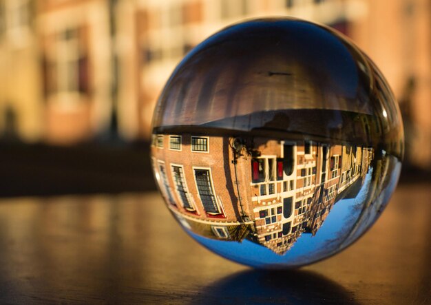 Photo bâtiment néerlandais historique réfléchissant à l'envers dans une boule de cristal