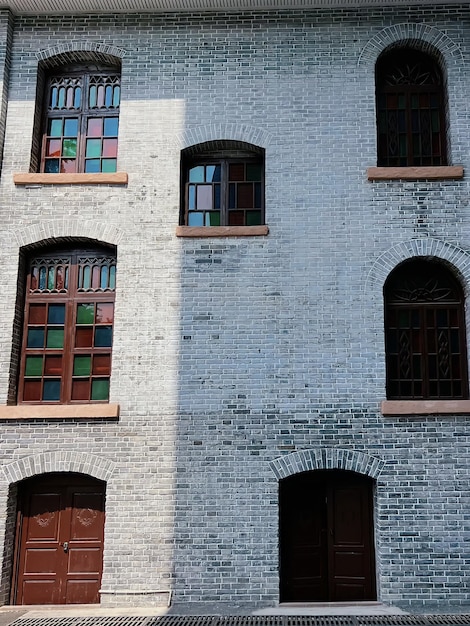 Un bâtiment avec de nombreuses fenêtres et un mur de briques