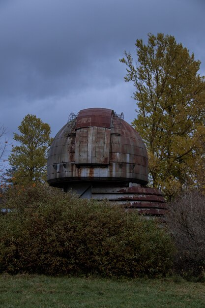Bâtiment d'observatoire abandonné rouillé étrange dans la forêt