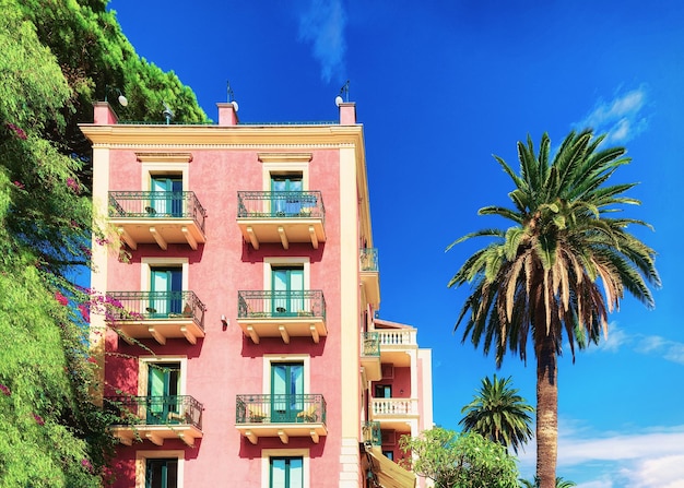 Photo bâtiment et palmier à taormina, sicile, italie