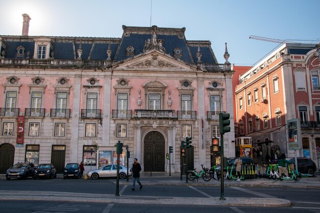 Photo un bâtiment avec un panneau disant le nom de la rue