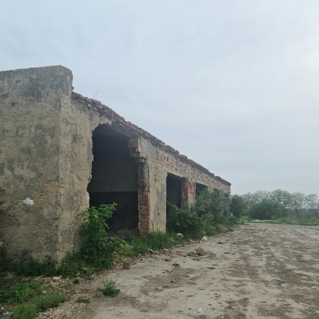 Un bâtiment avec un panneau indiquant "pas de parking" dessus