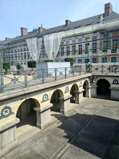 Un bâtiment avec un panneau qui dit "tour eiffel" dessus