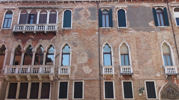 Un bâtiment avec un panneau qui dit "venise" dessus