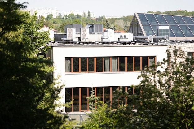 Un bâtiment avec un panneau solaire sur le toit