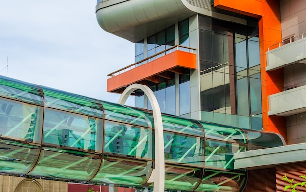 Un bâtiment avec un panneau vert et orange qui dit « le mot » dessus.