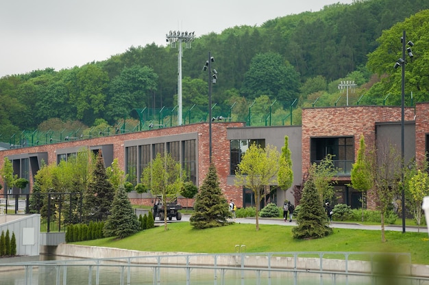 Photo un bâtiment avec une pelouse verte et un lac en arrière-plan