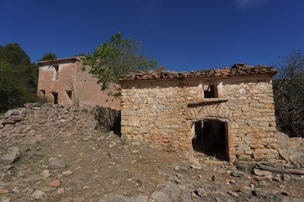 Un bâtiment en pierre avec une porte qui dit "la casa de la casa" sur le côté gauche.