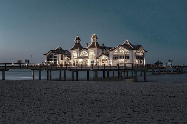 Photo bâtiment sur la plage contre un ciel dégagé