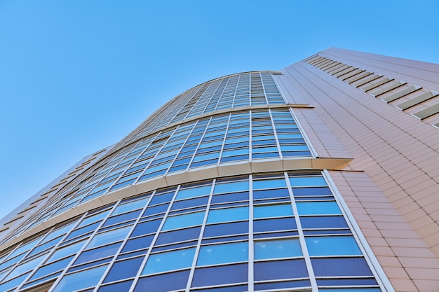 Bâtiment à plusieurs étages et ciel bleu