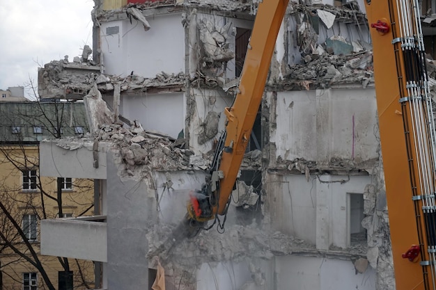 Bâtiment à plusieurs étages démoli et démantelé à la machine