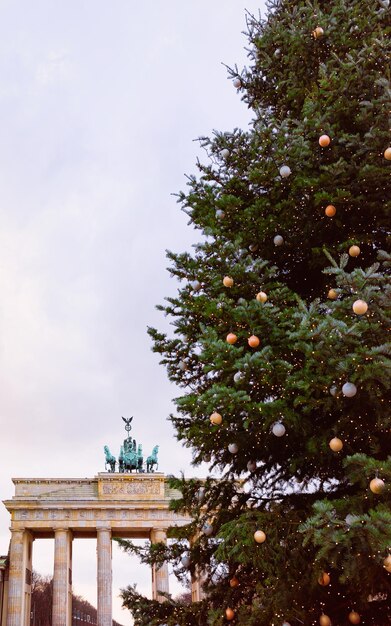 Bâtiment de la porte de Brandebourg et arbre de Noël, à Berlin, en Allemagne