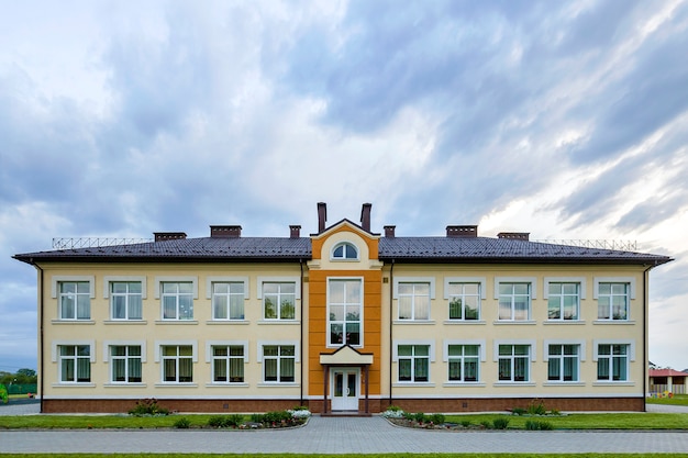 Bâtiment préscolaire de la maternelle avec de grandes fenêtres. Concept d'architecture et de développement.