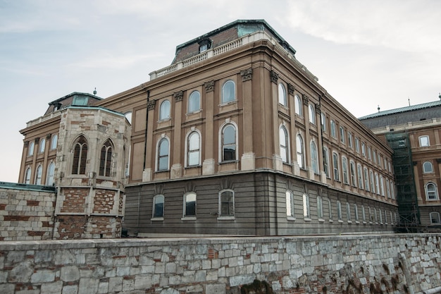 Bâtiment public sur fond de ciel gris