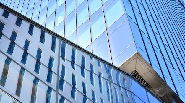 un bâtiment avec un reflet du mot " dessus.