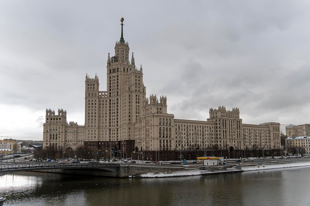 Bâtiment résidentiel sur Kotelnicheskaya Embankment est l'un des sept gratte-ciel de Staline réalisé à Moscou en hiver