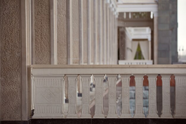 le bâtiment restauré de la gare fluviale de Moscou avec des colonnes et des carreaux de marbre