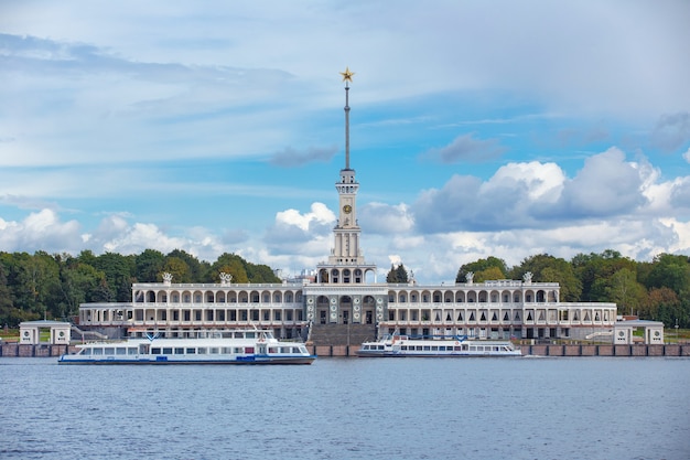 le bâtiment restauré de la gare fluviale de Moscou avec des navires à quai