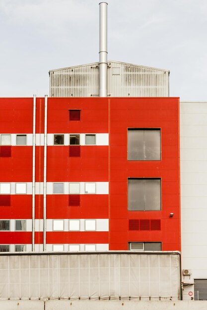 Photo bâtiment rouge contre le ciel