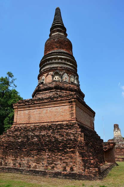 Bâtiment de ruines antiques et architecture antique du temple Wat Phra Sri Rattana Mahathat pour les thaïlandais et les voyageurs étrangers voyage voyage visite respect prière à la ville de Lopburi à Lop Buri Thaïlande