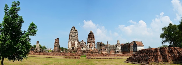 Bâtiment de ruines antiques et architecture antique du temple Wat Phra Sri Rattana Mahathat pour les thaïlandais et les voyageurs étrangers voyage voyage visite respect prière à la ville de Lopburi à Lop Buri Thaïlande