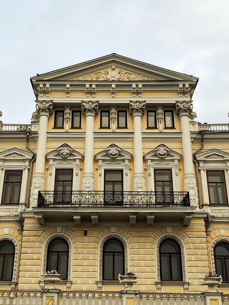 Photo bâtiment russe pré-révolutionnaire construit en 1750-1900 dans la ville provinciale de perm