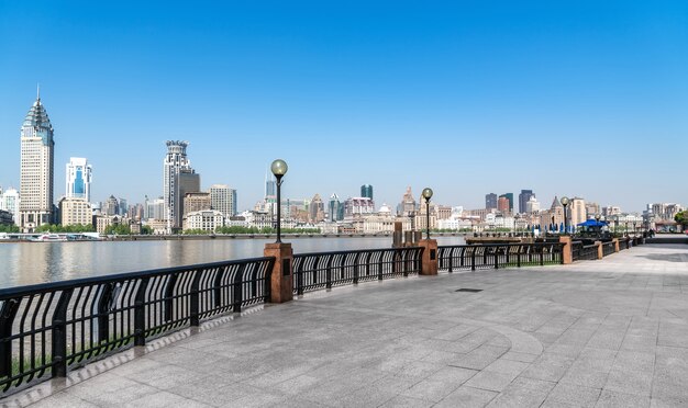 Bâtiment de Shanghai Bund et terminal de croisière