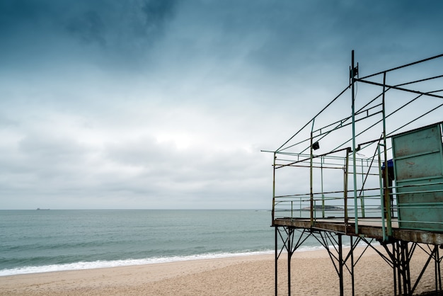 Bâtiment temporaire au bord de la mer