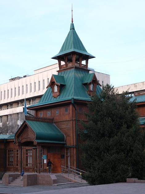 un bâtiment avec un toit bleu et une horloge au sommet