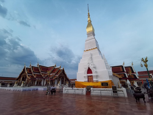 Photo un bâtiment avec un toit en or et un stupa blanc au sommet
