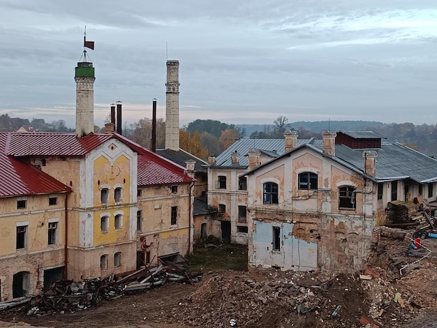 Photo un bâtiment avec un toit rouge et un toit rouge avec un drapeau dessus